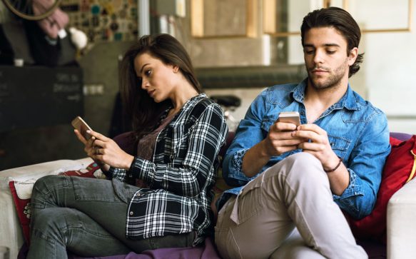 Warum Phubbing deine Beziehung zerstören kann