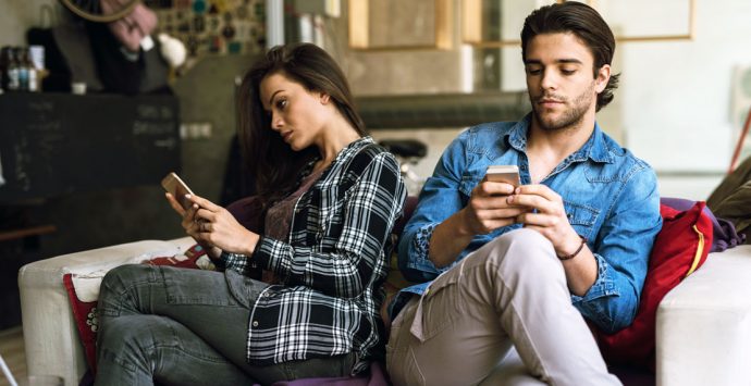 Warum Phubbing deine Beziehung zerstören kann