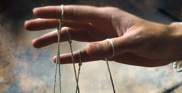 Gaslighting: Daran erkennst du, dass du in deiner Beziehung manipuliert wirst