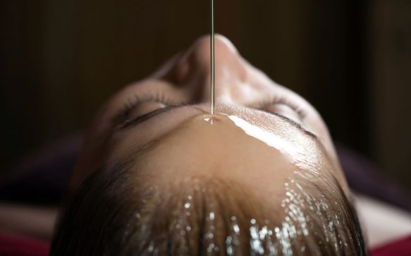 Shirodhara – Tiefenentspannung mit dem ayurvedische Stirnguss