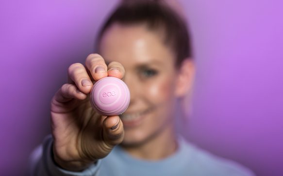 Anzeige: Unwiderstehlich zarte Lippen – Der neue Lipbalm Visibly Soft Honey Apple von eos