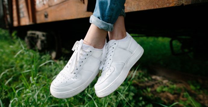 Mit diesen Tipps werden deine weißen Sneaker wieder richtig sauber
