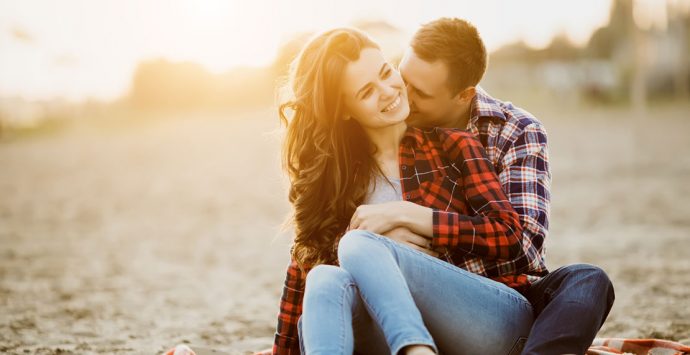 Mit diesen Tipps bringst du wieder mehr Romantik in deine Beziehung