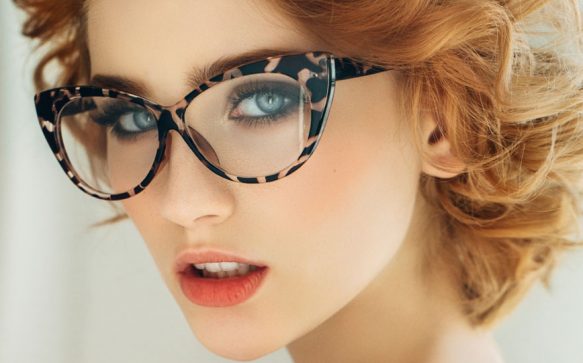 Make-up für Brillenträger – Mit diesen Tricks klappt das Schminken mit Brille