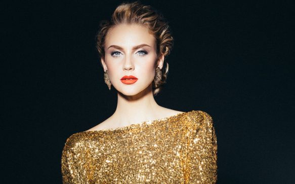 Glamouröser Auftritt: Schimmerndes Weihnachts-Make-up