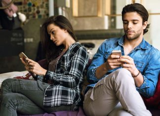 Warum Phubbing deine Beziehung zerstören kann