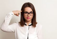 9 Verhaltensweisen, die dich dümmer aussehen lassen als du bist