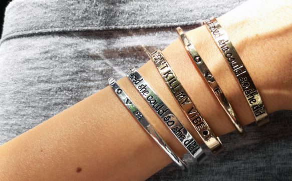 Statement-Armbänder: Talk to my Hand!