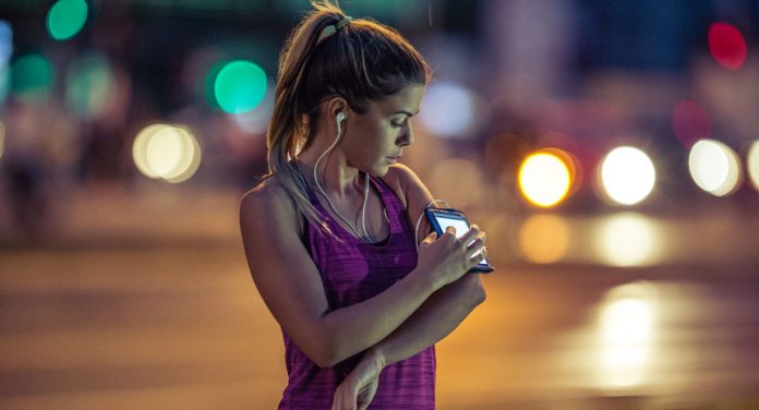 laufen-in-der-dunkelheit Laufen in der Dunkelheit – So joggst du sicher durch den Winter