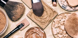 Mit diesen Tricks kannst du ganz einfach Make-up-Flecken entfernen