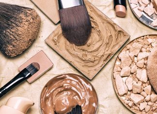 Mit diesen Tricks kannst du ganz einfach Make-up-Flecken entfernen