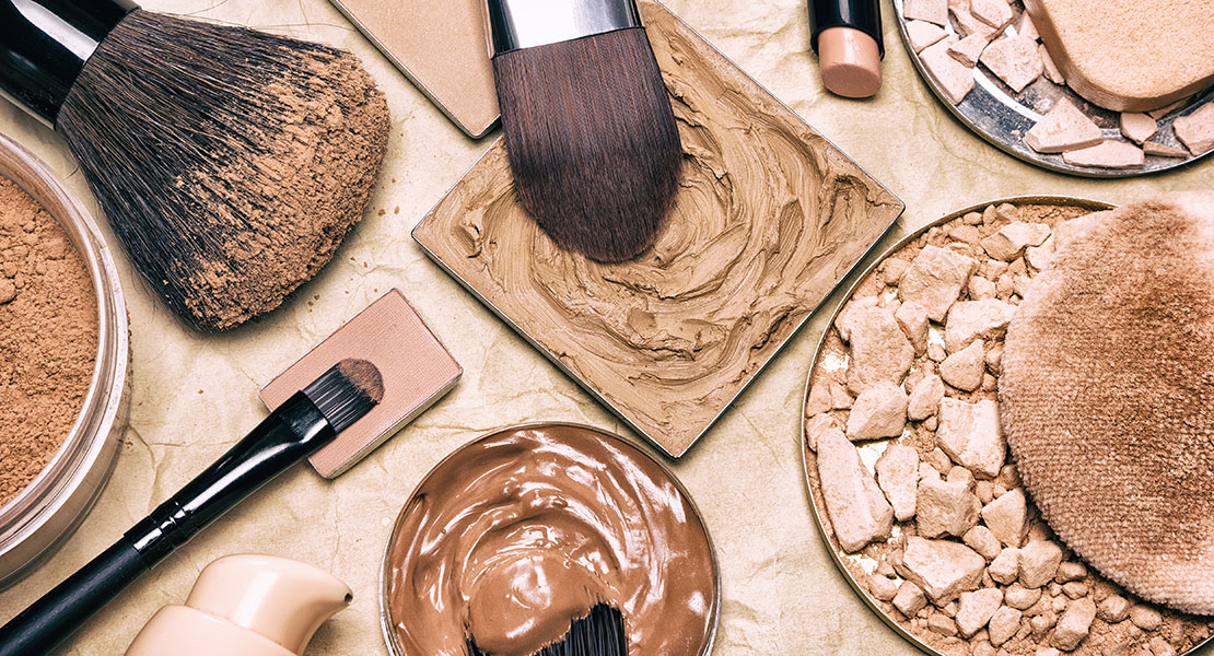 Mit diesen Tricks kannst du ganz einfach Make-up-Flecken entfernen