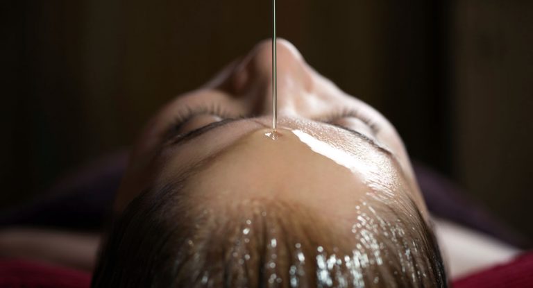 Shirodhara – Tiefenentspannung mit dem ayurvedische Stirnguss