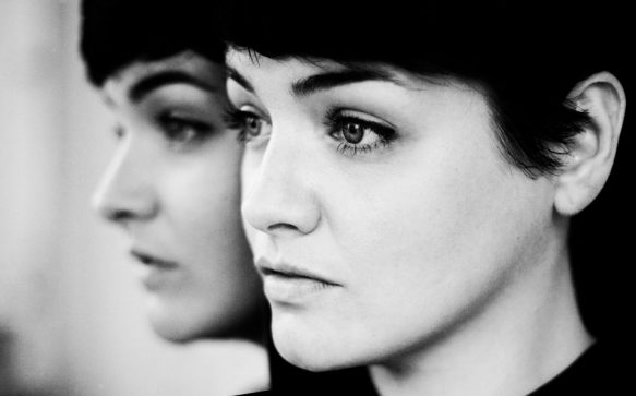 LOUKA: Sie kam, sah und sang