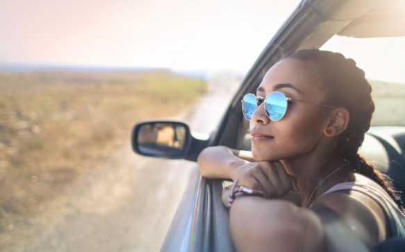 Entspannt ankommen: Diese Übungen helfen auf der Autoreise