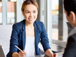 Zwei Personen im Gespräch - Gehaltsverhandlung für Frauen
