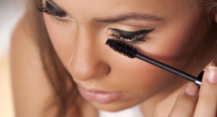 Make-up-Basics für Kontaktlinsenträger