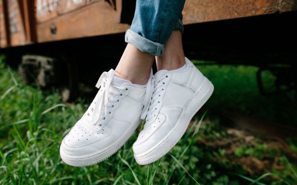 Mit diesen Tipps werden deine weißen Sneaker wieder richtig sauber