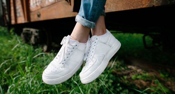 Mit diesen Tipps werden deine weißen Sneaker wieder richtig sauber