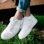 Mit diesen Tipps werden deine weißen Sneaker wieder richtig sauber