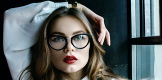 Die Brille als Modestatement: Coole Styling-Tricks