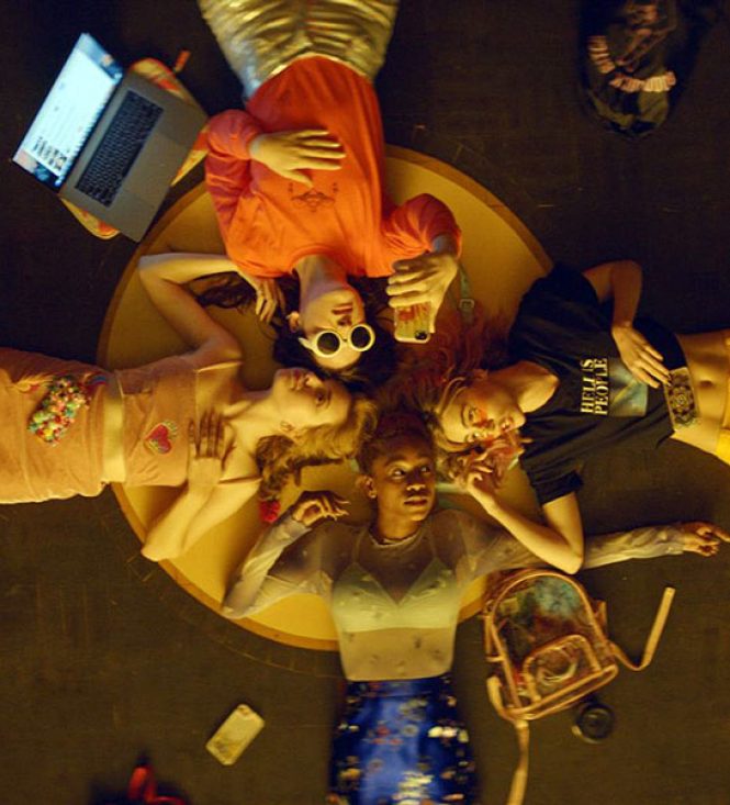 Gewinne zum Home Entertainment Start von ASSASSINATION NATION ein Kofferset!