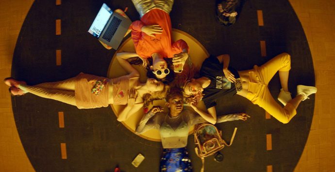 Gewinne zum Home Entertainment Start von ASSASSINATION NATION ein Kofferset!