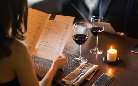 Sneating: Was steckt hinter der sexistischen Dating-Masche?