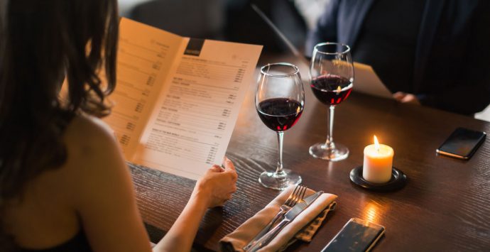 Sneating: Was steckt hinter der sexistischen Dating-Masche?
