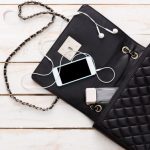 Diese 10 Dinge gehören in jede Handtasche