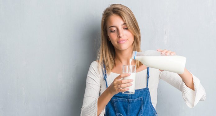 Warum du besser zur Biomilch greifen solltest