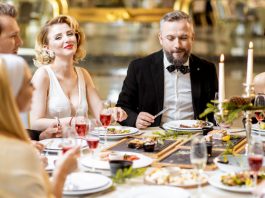 So planst du zuhause deine eigene Krimidinner-Party