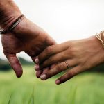 Was Händchenhalten über deine Beziehung aussagt