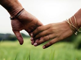Was Händchenhalten über deine Beziehung aussagt