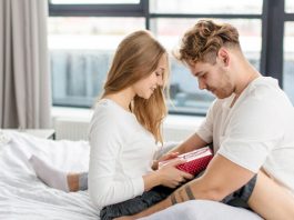 Tennissocken und Krawatten adé: Mit diesen Geschenken bereitest du dem Partner eine wirkliche Freude