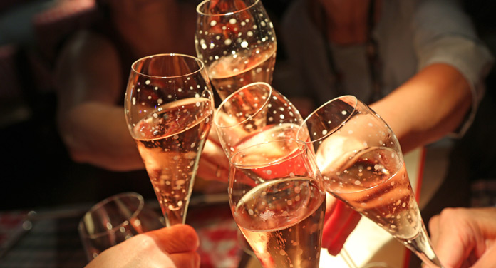Exklusiven Champagner im Zuge von besonderen Momenten genießen
