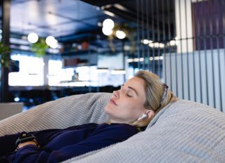 Mittagsschlaf und Power-Napping für die perfekte Work-Life-Balance