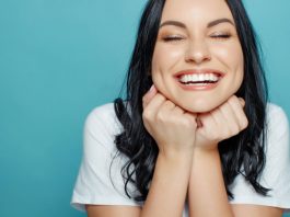 Zähne natürlich aufhellen – 7 Bleaching-Tipps, die wirklich funktionieren!
