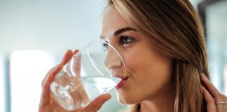 Darum ist das Trinken von Wasser am Morgen immer eine gute Idee