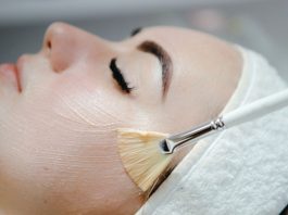 Fruchtsäurepeeling: So funktioniert die Beauty-Behandlung für ebenmäßige Haut