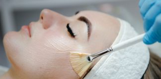 Fruchtsäurepeeling: So funktioniert die Beauty-Behandlung für ebenmäßige Haut