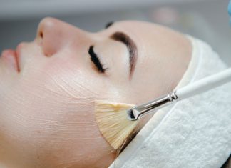 Fruchtsäurepeeling: So funktioniert die Beauty-Behandlung für ebenmäßige Haut