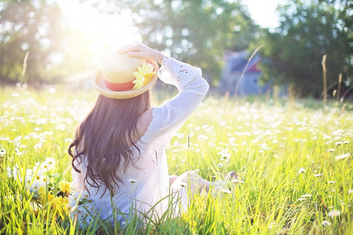 Ein leichter Strohhut ist im Sommer die richtige Wahl, wenn die Trägerin ihren Kopf vor zu starker Sonneneinstrahlung schützen möchte.