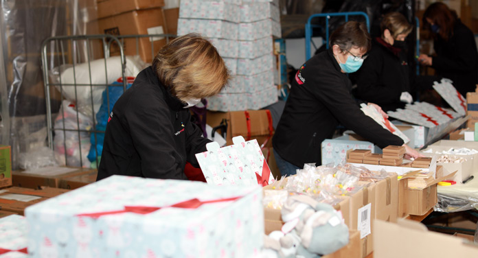 Aus „Black Friday“ wird „Happy Friday“ - Zehntausende Geschenkpakete für Kinder in Osteuropa: WIRmachenDRUCK feiert den Happy Friday