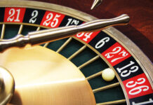 Online-Roulette - Weiße Kugel liegt auf schwarzer 13 in einem Roulette-Kessel