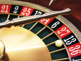 Online-Roulette - Weiße Kugel liegt auf schwarzer 13 in einem Roulette-Kessel