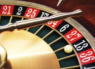 Online-Roulette - Weiße Kugel liegt auf schwarzer 13 in einem Roulette-Kessel