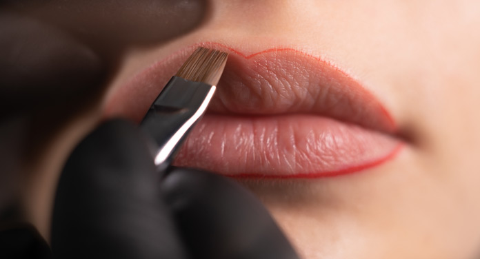 schmale Lippen mit Lipliner konturieren