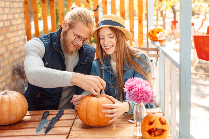 Date-Ideen im Herbst - Kürbisse schnitzen