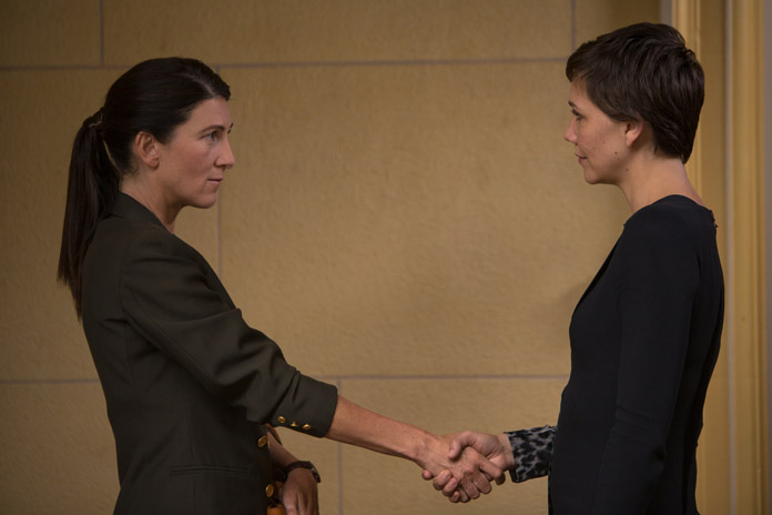 Eve Best und Maggie Gyllenhaal in The Honourable Woman (2014)